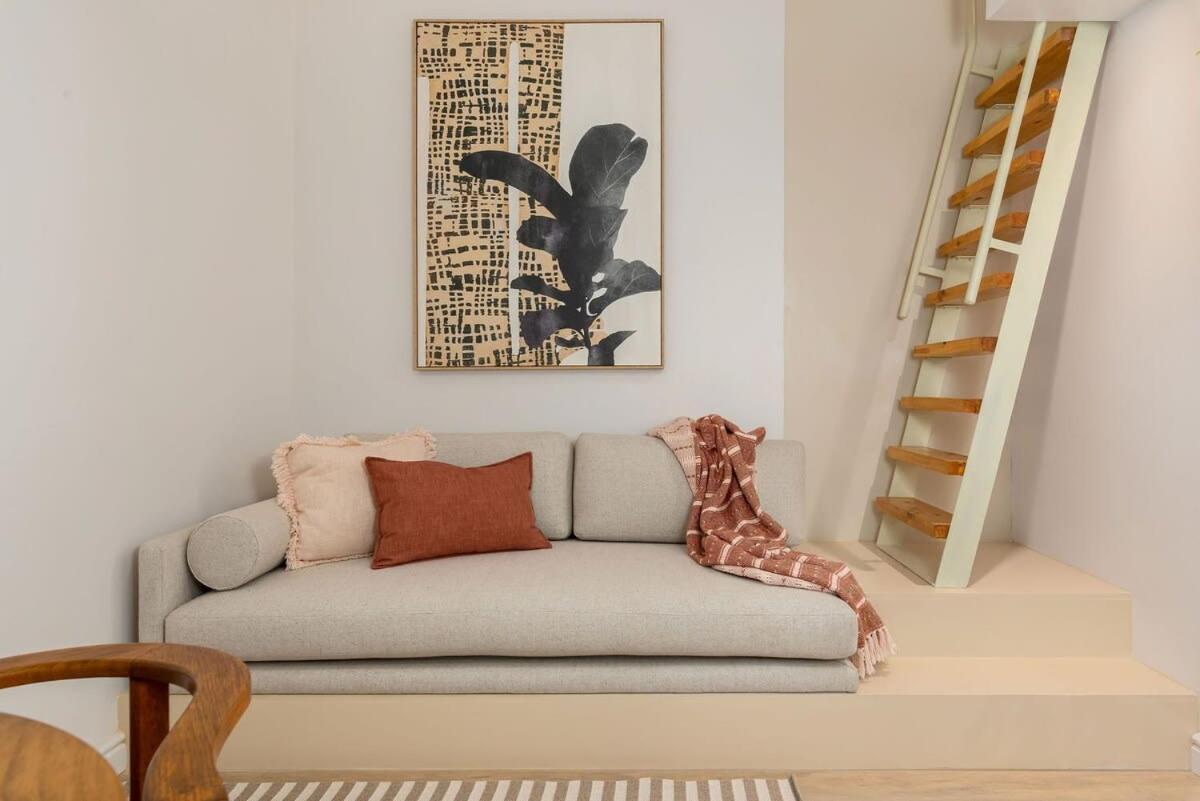 Modern & Centrally Located Loft Apartment! *