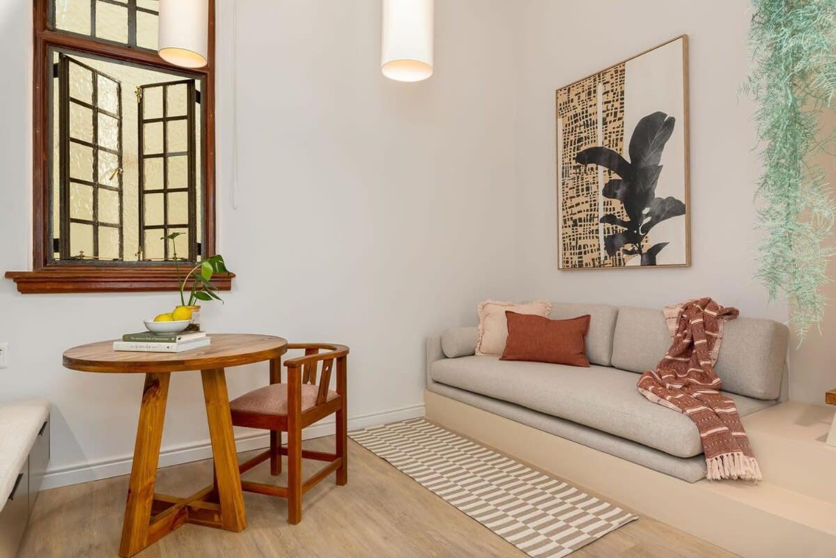 Apartment Modern & Centrally Located Loft Apartment!
